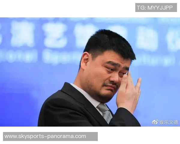 姚明赛场打盹引发热议球迷调侃其疲惫状态背后隐藏的故事与压力