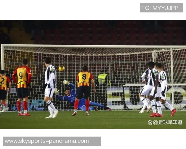 西甲激战切尔西与曼联战成平局争议判罚引发全场热议